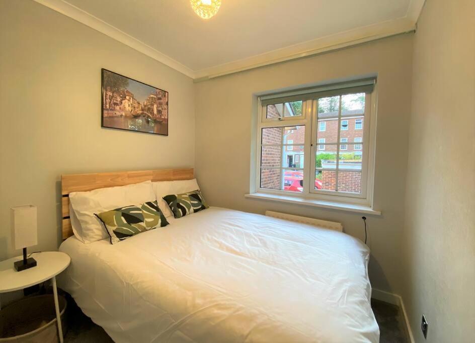 Redhill Town Centre 3 Bed House Near Gatwick Airport, Easy Commute To London Apartment Exterior foto
