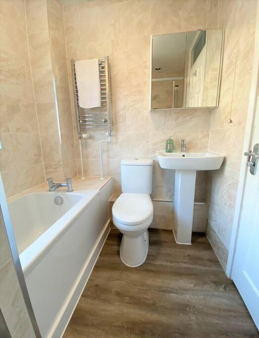 Redhill Town Centre 3 Bed House Near Gatwick Airport, Easy Commute To London Apartment Exterior foto