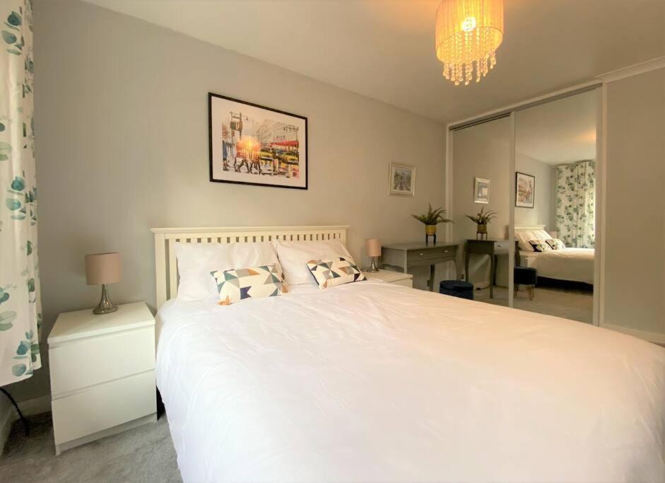 Redhill Town Centre 3 Bed House Near Gatwick Airport, Easy Commute To London Apartment Exterior foto